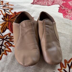 Capezio Slip-On Tan Jazz Shoes Sz 5M